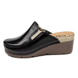 Дамско анатомично сабо в черен цвят със златни елементи 105/2