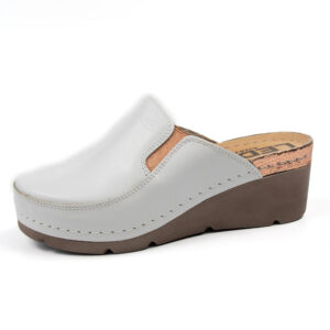 Дамско анатомично сабо в бял цвят със златни елементи 105/1